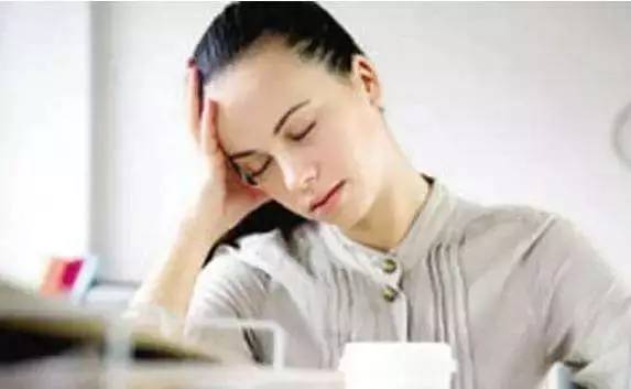 what??？“香”艷的美女成了辦公室污染源，甲醛治理非常必要！
