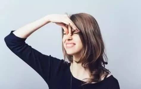 what??？“香”艷的美女成了辦公室污染源，甲醛治理非常必要！