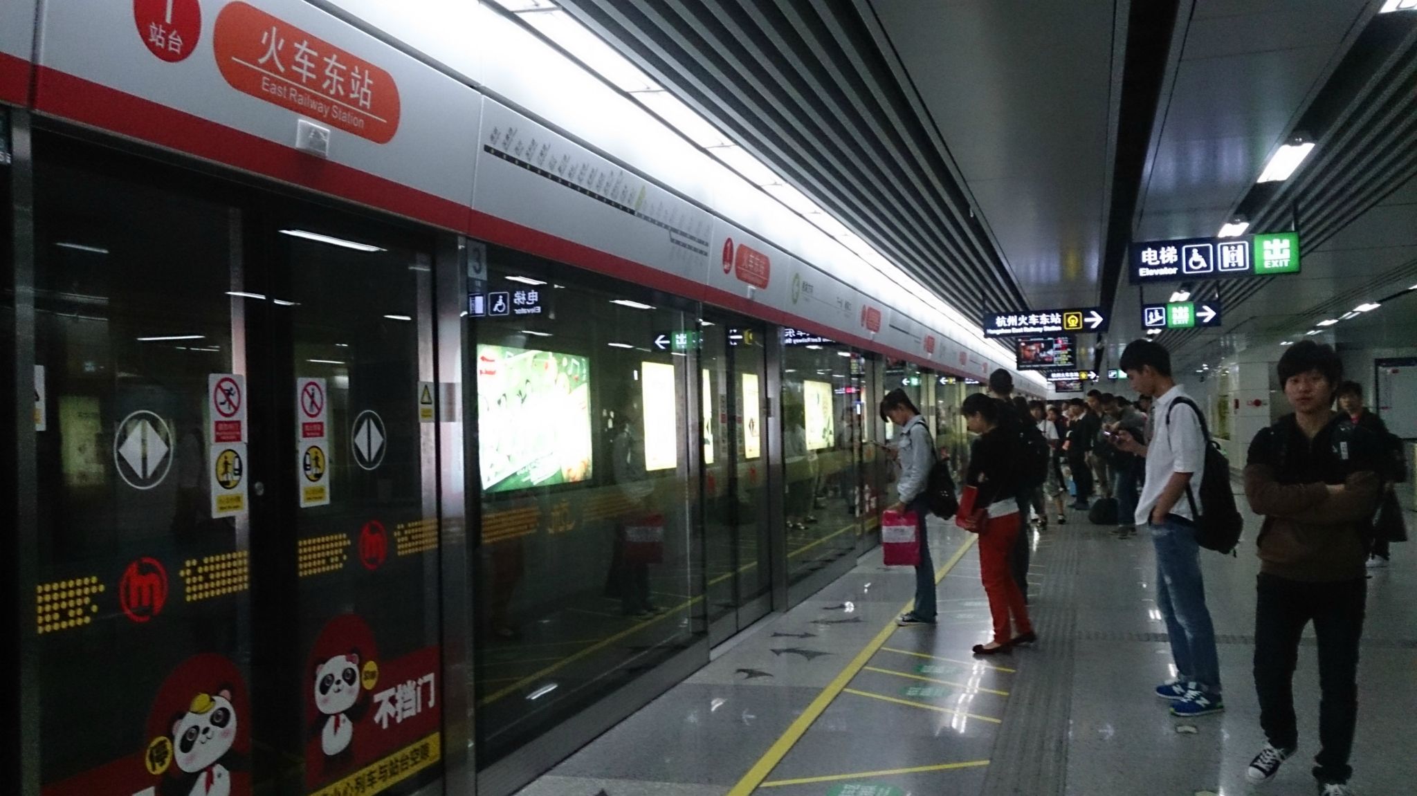 地鐵公交等公共場(chǎng)合空氣污染突出，市民盼望杭州室內(nèi)空氣檢測(cè)機(jī)構(gòu)進(jìn)行檢測(cè)