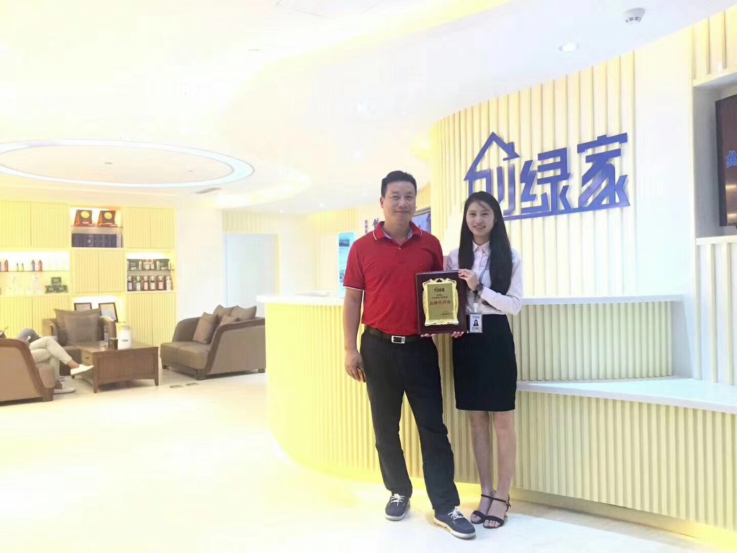 熱烈祝賀余總簽約創(chuàng)綠家海南省市級(jí)代理！
