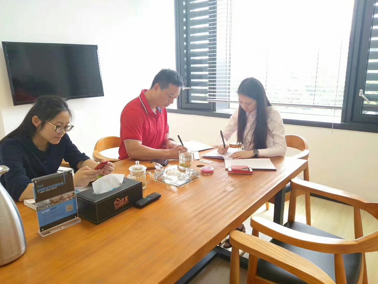 熱烈祝賀余總簽約創(chuàng)綠家海南省市級(jí)代理！