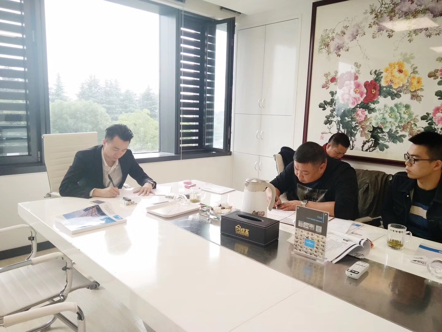 熱烈祝賀何總父子簽約創(chuàng)綠家江西省市級代理！