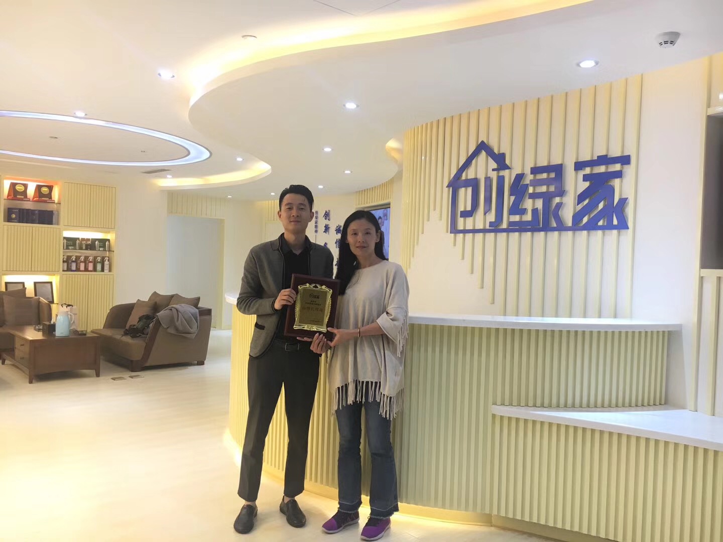 熱烈祝賀章總簽約創(chuàng)綠家湖州市縣級(jí)代理！