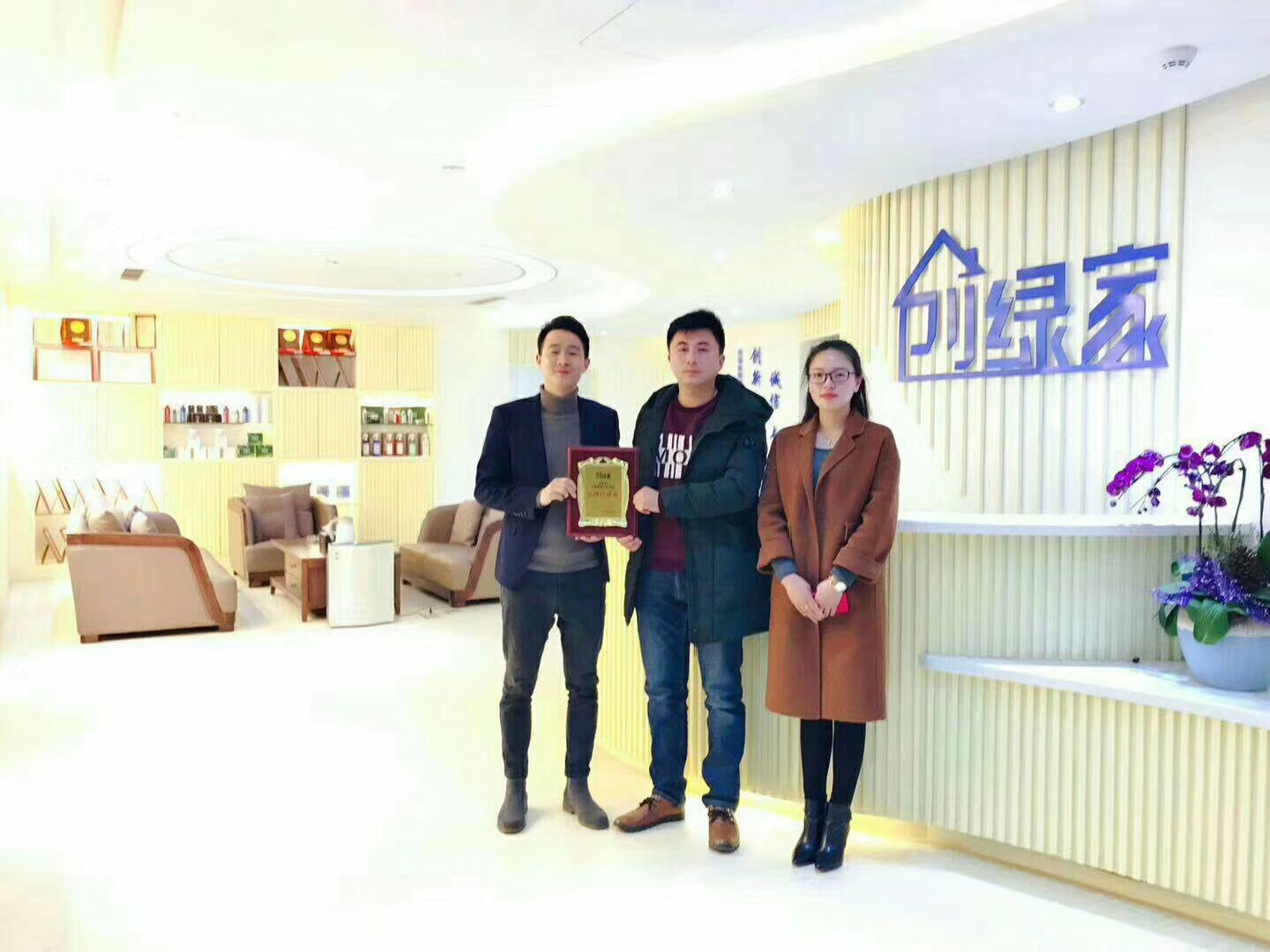 熱烈祝賀丁總夫婦簽約創(chuàng)綠家江蘇省縣級市代理！