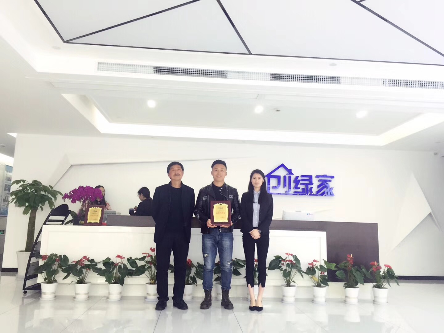 熱烈祝賀張總父子簽約創(chuàng)綠家江蘇省市級代理！