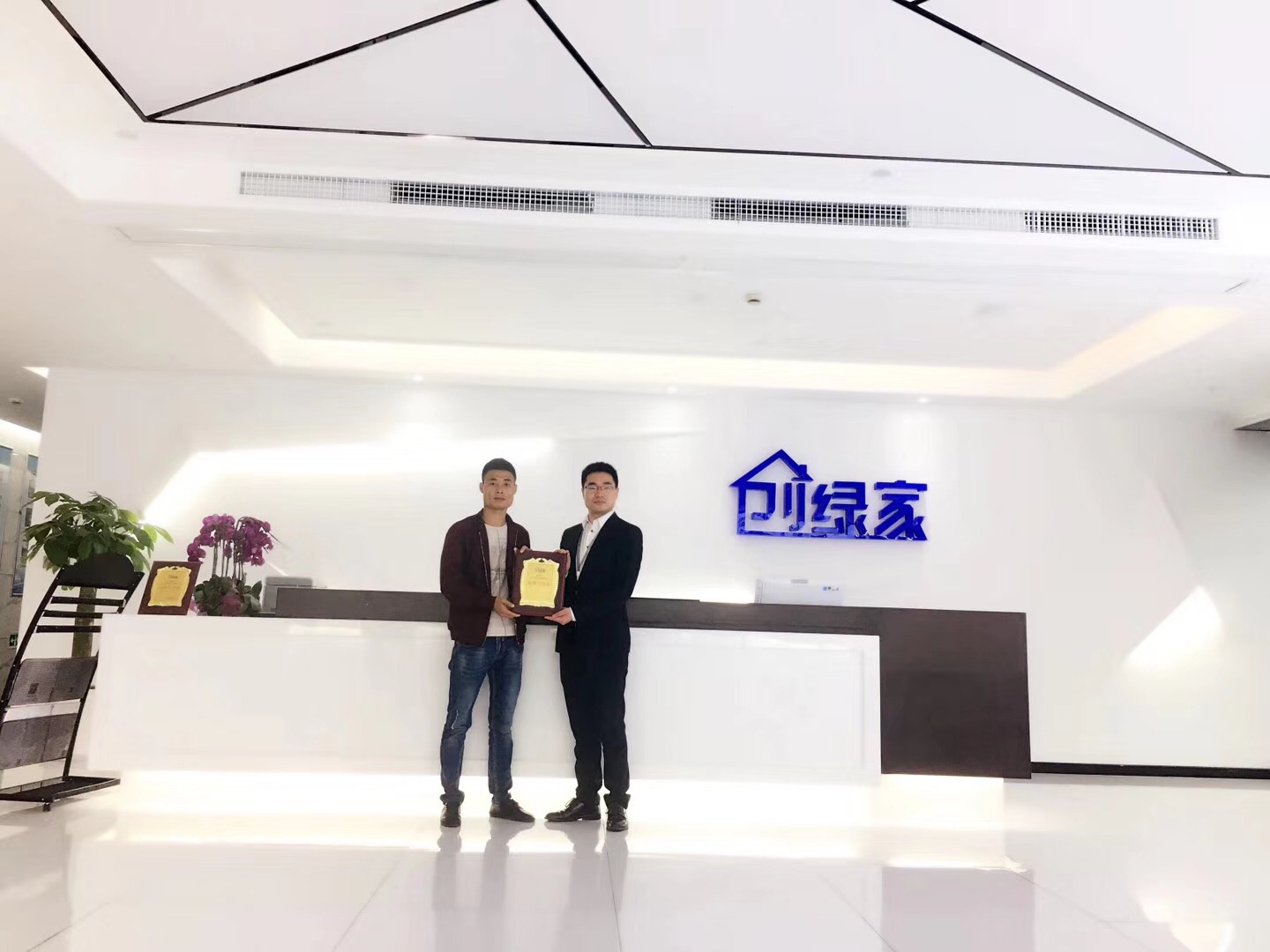 熱烈祝賀吳總簽約創(chuàng)綠家婁底市區(qū)級代理！