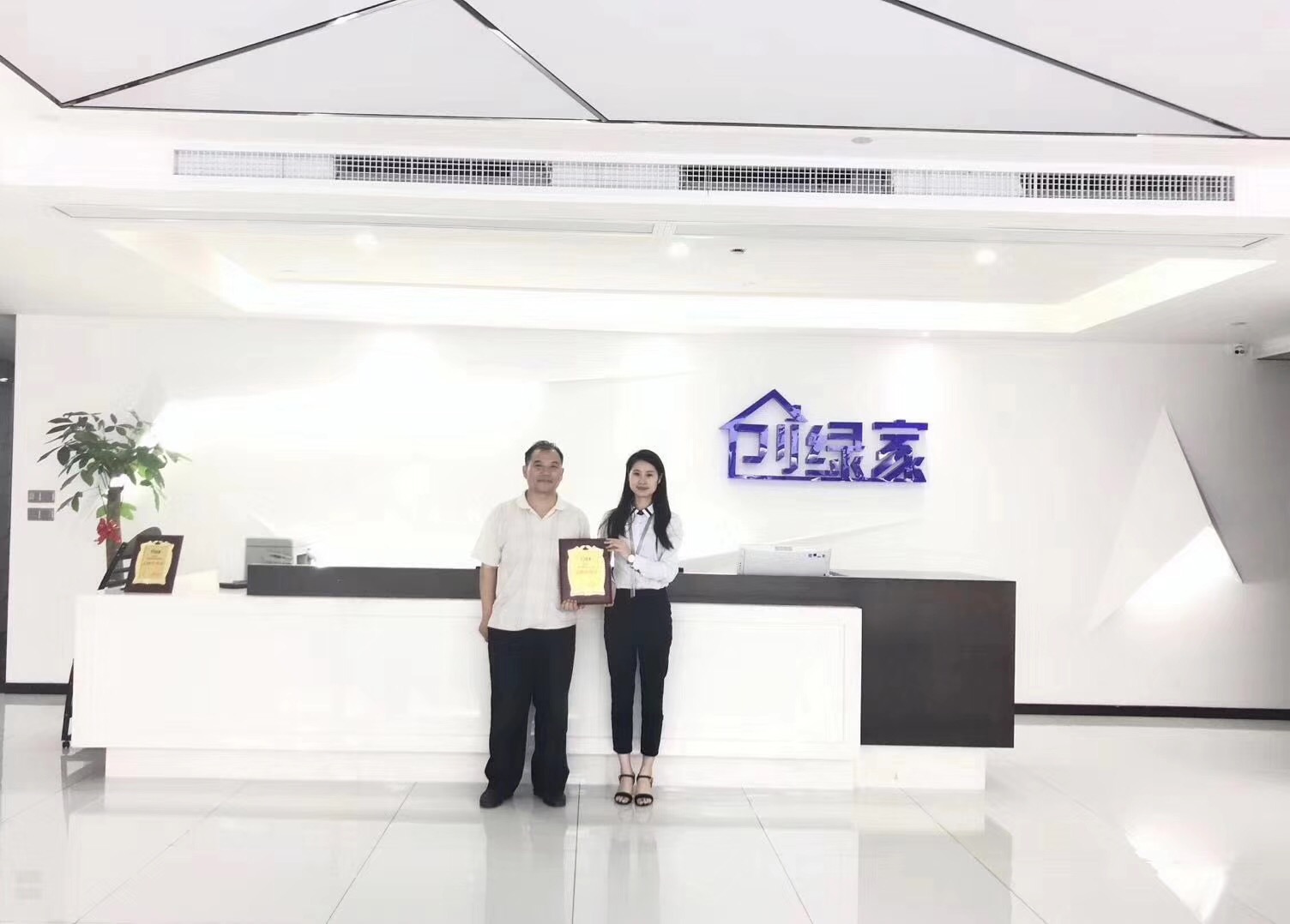 熱烈祝賀張總簽約創(chuàng)綠家鄭州市縣級代理！