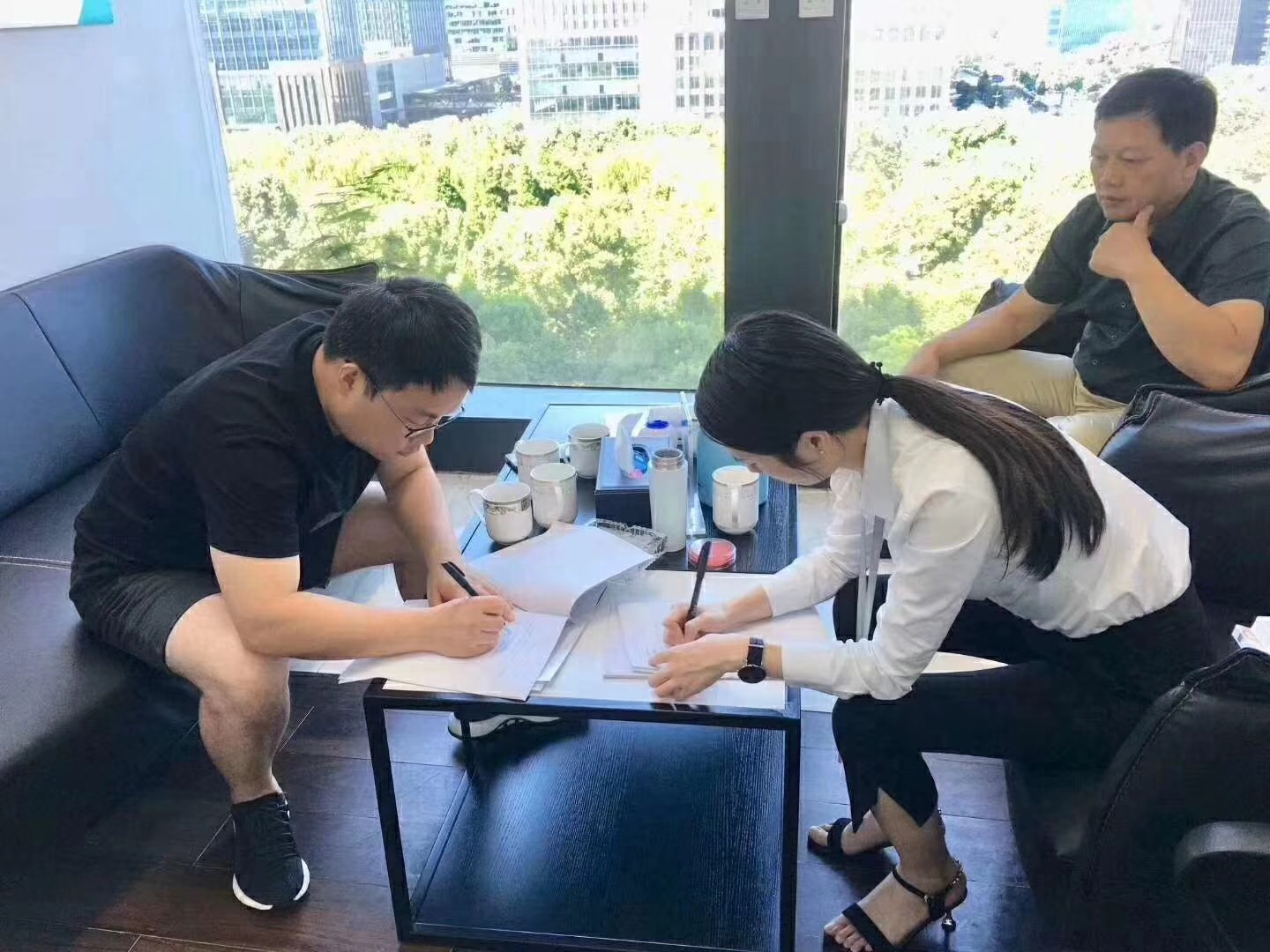 熱烈祝賀王總一家簽約創(chuàng)綠家江蘇省縣級(jí)市代理！