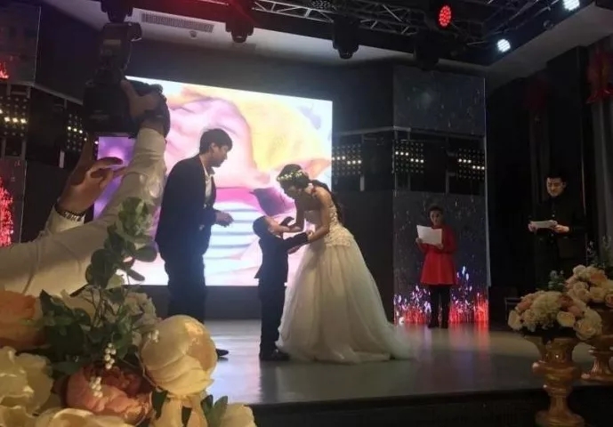 4歲男孩和媽媽辦“婚禮”，真相令人淚崩！