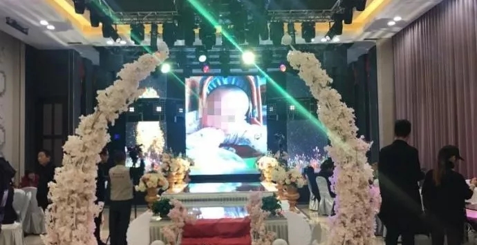 4歲男孩和媽媽辦“婚禮”，真相令人淚崩！