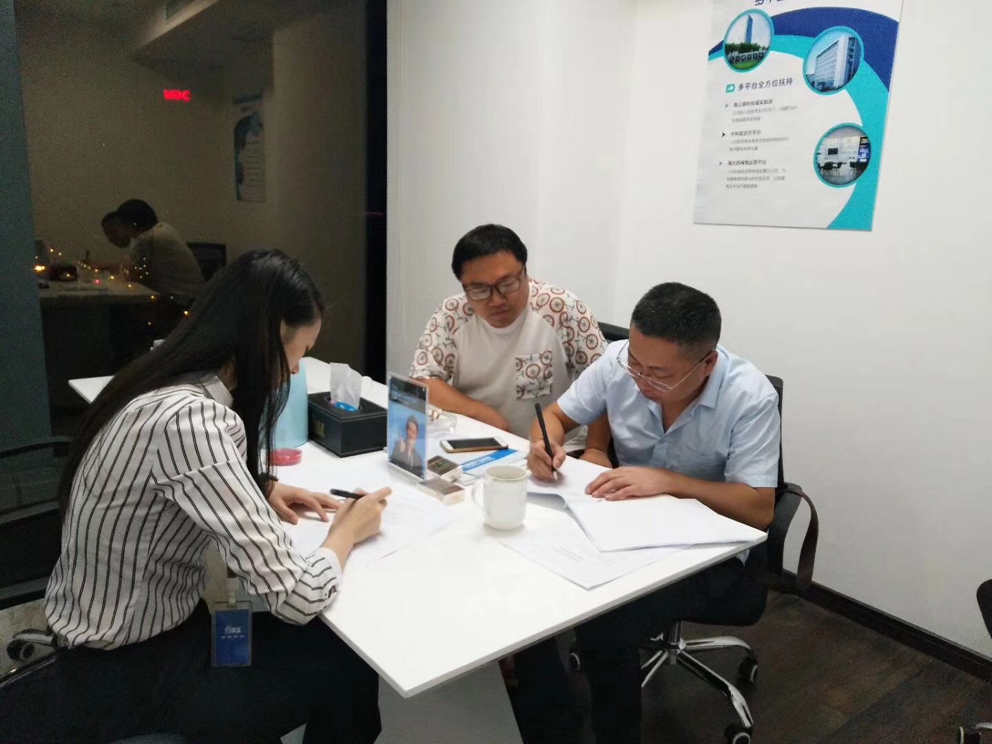 熱烈祝賀唐總、蔡總簽約創(chuàng)綠家邵陽市區(qū)級(jí)代理！