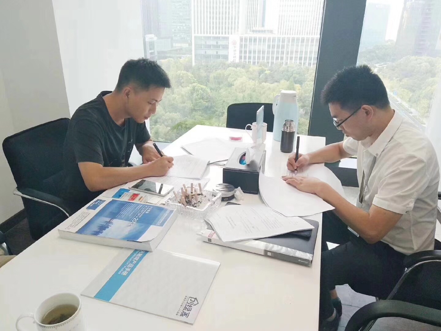 熱烈祝賀李總、解總簽約創(chuàng)綠家漢中市縣級代理！