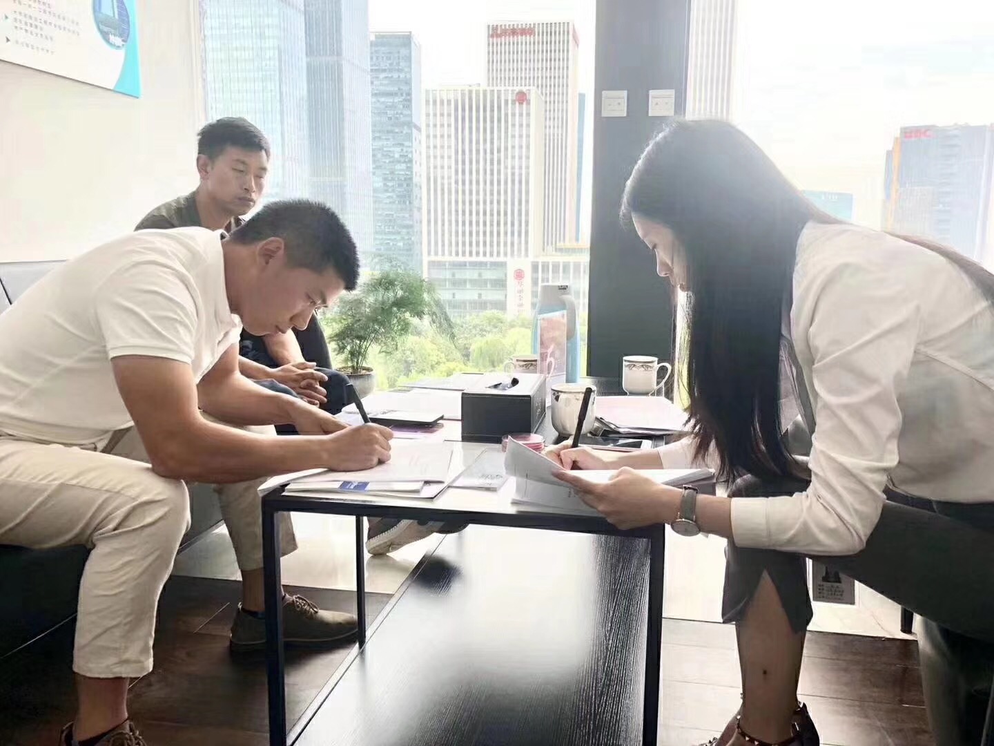 熱烈祝賀俞總、杜總簽約創(chuàng)綠家貴陽市區(qū)級代理！