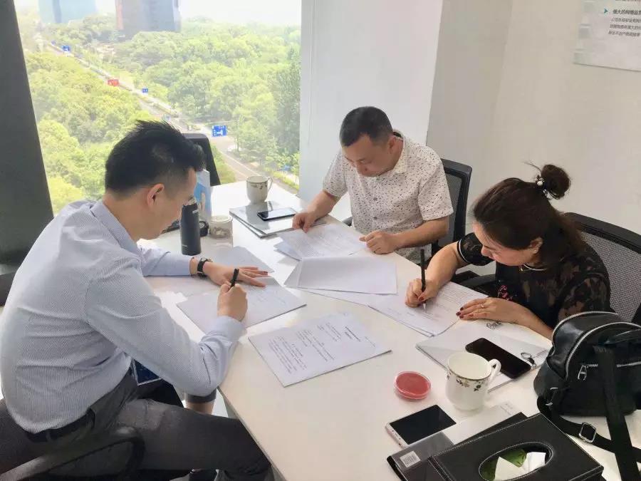 熱烈祝賀李總夫婦簽約創(chuàng)綠家湖南省常德市區(qū)級代理！