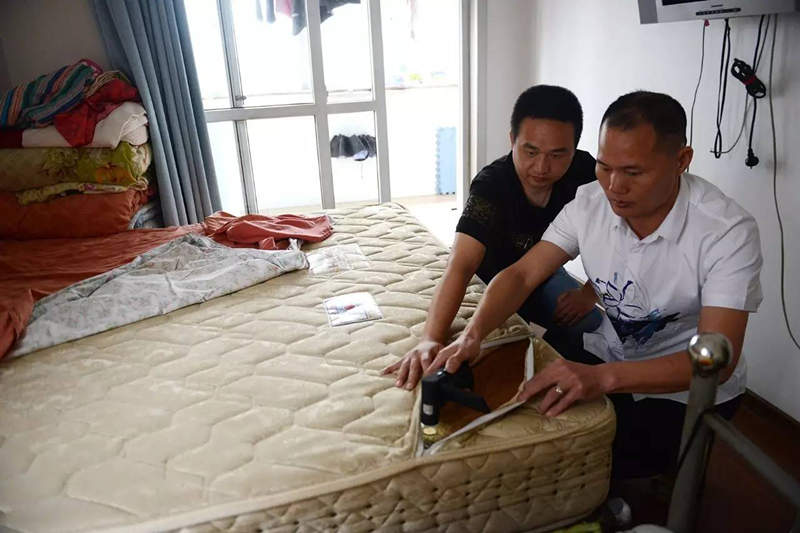 南京美女睡了10年的床墊，掀開(kāi)后把全家人都嚇傻了……