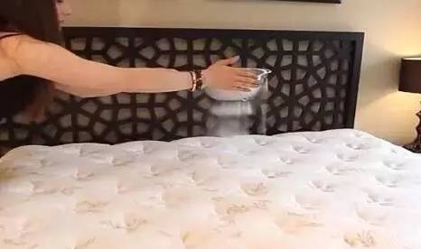 南京美女睡了10年的床墊，掀開(kāi)后把全家人都嚇傻了……