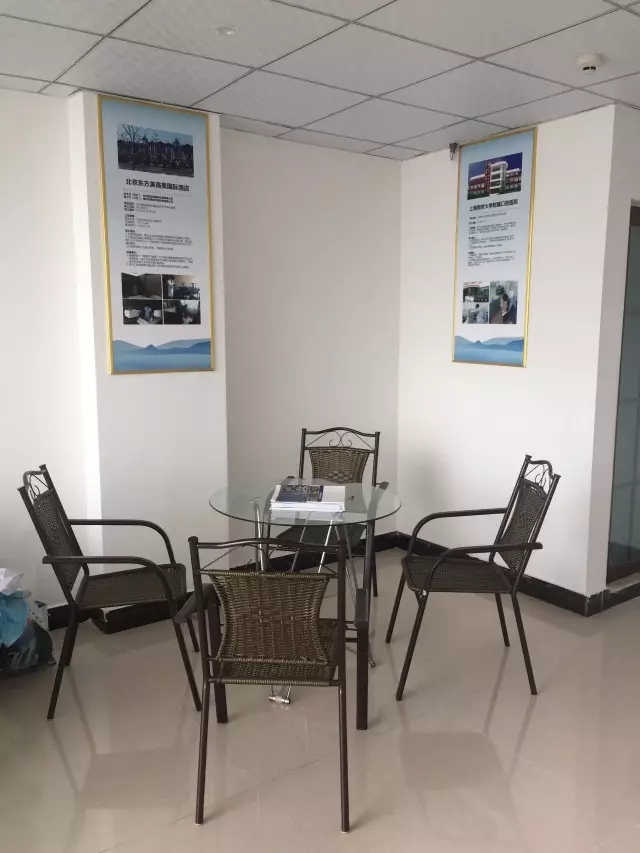 歷經(jīng)近兩個月的店面籌備工作，創(chuàng)綠家空氣治理惠州服務(wù)中心正式落成，室內(nèi)裝修污染危害社會，室內(nèi)空氣治理迫在眉睫。創(chuàng)綠家惠州服務(wù)中心將竭誠為您服務(wù)！ 溫總、朱總與公司合照 創(chuàng)綠家空氣治理惠州服務(wù)中心門面 店內(nèi)展示： 祝溫總、朱總開業(yè)生意興隆、財源廣進(jìn)！